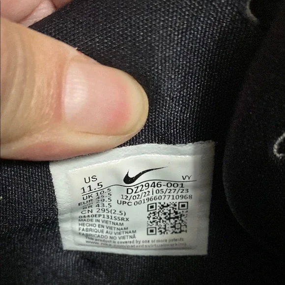 Nike Black and White Air Sneakers - Picture 5 of 6